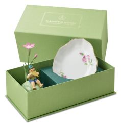 Wendt & Kühn Junge mit Nelke, auf Hügel, mit Schale aus Meissner Porzellan 