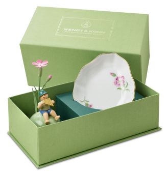 Wendt & Kühn Junge mit Nelke, auf Hügel, mit Schale aus Meissner Porzellan 