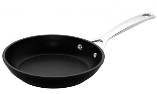 Le Creuset Alu Pfanne Flach 22 cm 